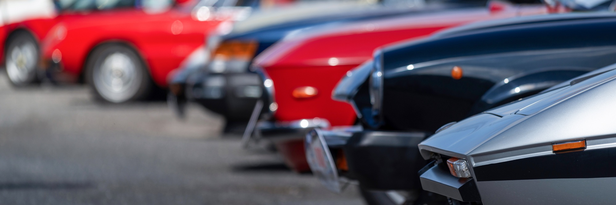 たくさんの車を買い取っているイメージ